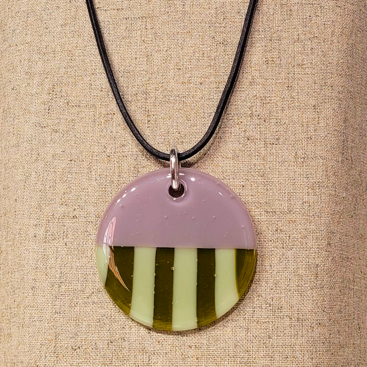 Pendentif tricolore lilas-vert